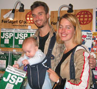 Jacob på bogmesse i Forum 2004 med sin kæreste Anne Mette og sin søn Aske på 5 mdr.